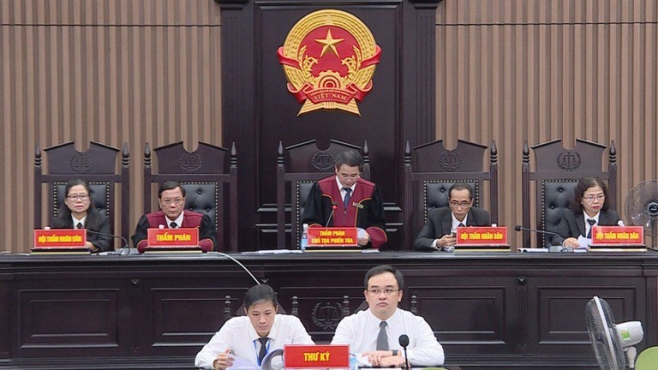 Chủ tọa phiên tòa công bố bản án. Ảnh: CTV