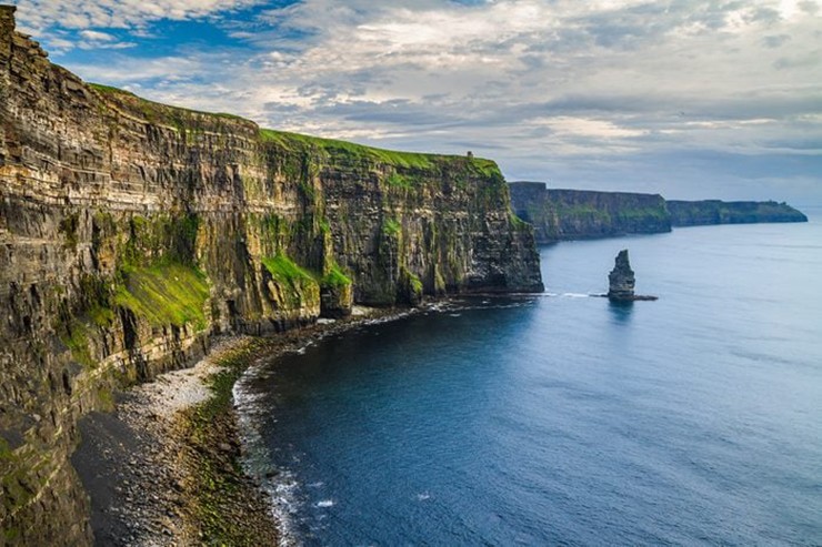 Vách đá Moher, Ireland: Với tầm nhìn ngoạn mục ra quần đảo Aran và vịnh Galway, vách đá Moher là một trong những điểm thu hút khách du lịch nổi tiếng nhất của Ireland. Tuy nhiên, nó cũng là một trong những nơi nguy hiểm nhất, và một bước đi sai lầm ở rìa vách núi có thể dẫn đến việc rơi xuống Đại Tây Dương ở độ cao 213m. Cách an toàn nhất để tận hưởng vẻ đẹp của các vách đá là từ con đường chính thức hoặc một trong 3 đài quan sát.
