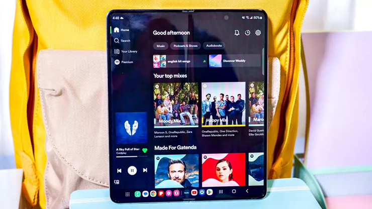 Chiếc Galaxy Z Fold mới được tích hợp chip Snapdragon 8 Gen 2&nbsp;cùng với RAM 12GB, thông số kỹ thuật tương tự như Galaxy S23 Ultra. Do đó, máy cung cấp hiệu năng cực mượt.
