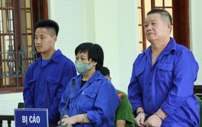 Bị cáo Chung, Lầu và Xua tại phiên toà. 