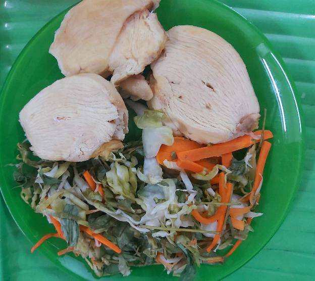 Các nguyên liệu chính của món ức gà cuốn dưa chua. Ảnh: Linh Nhi