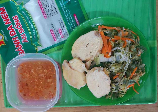 Các bạn lưu ý nước chấm món ức gà cuốn dưa chua cần pha nhạt, vì bản thân dưa muối đã có vị mặn rồi. Ảnh: Linh Nhi