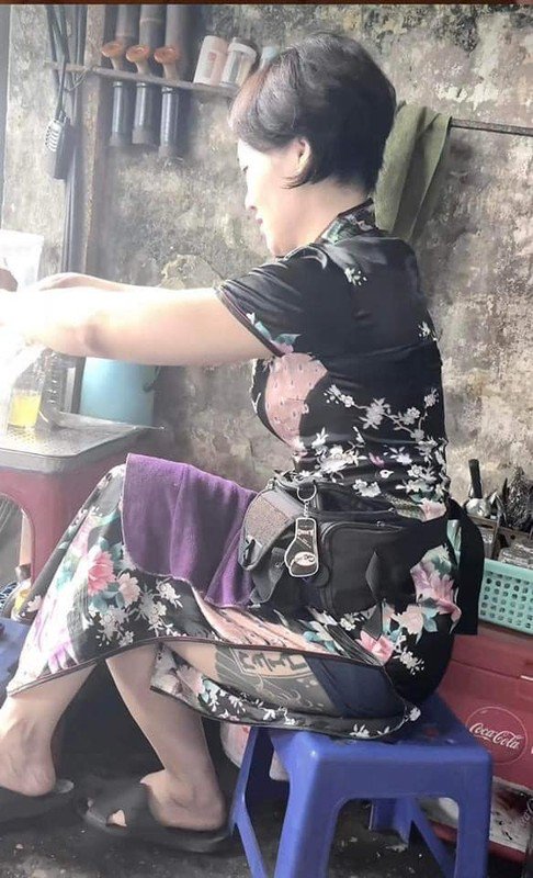 Cô chủ quán trà đá &#34;múa nước sôi&#34; gây sốt cõi mạng là ai? - 5