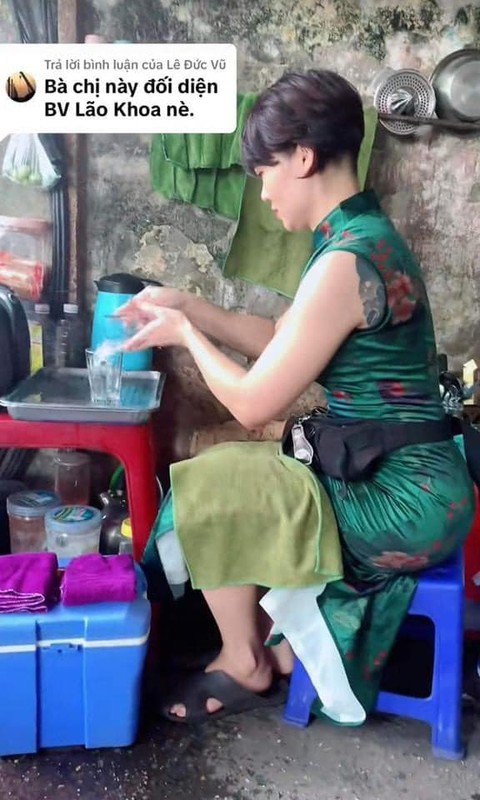 Cô chủ quán trà đá &#34;múa nước sôi&#34; gây sốt cõi mạng là ai? - 6
