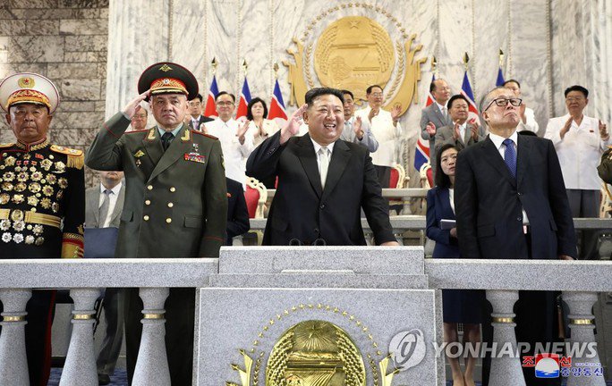 Nhà lãnh đạo Triều Tiên Kim Jong-un (giữa) cùng với Bộ trưởng Quốc phòng Nga Sergei Shoigu và Phó Chủ tịch Quốc hội Trung Quốc Lý Hồng Trung vẫy tay chào tại cuộc duyệt binh. Ảnh: KCNA