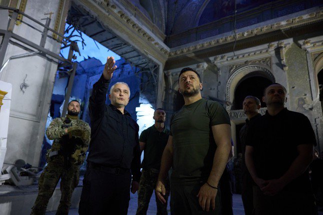Ông Zelensky thăm nhà thờ bị hư hại ở Odesa. Ảnh: Twitter