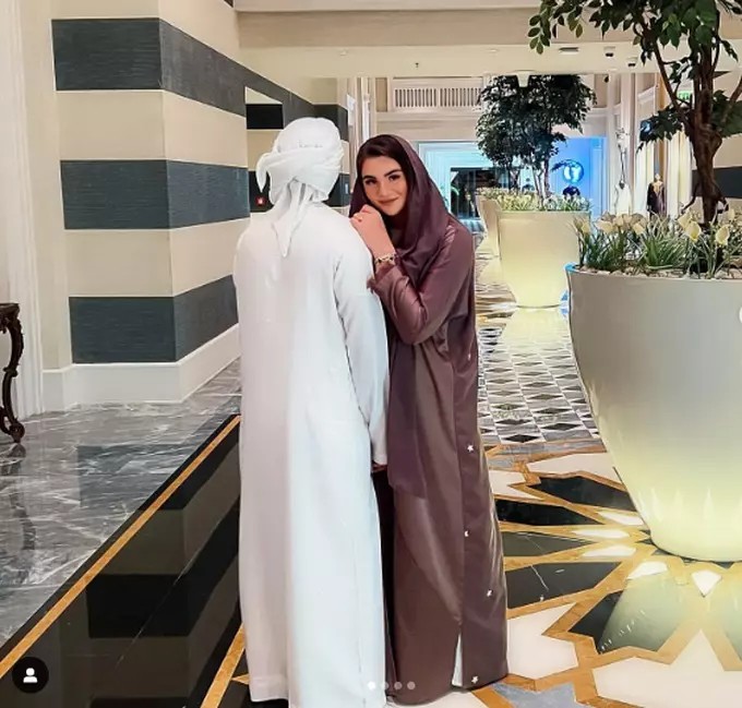 Việc sử dụng mang xã hội cũng khá khó khăn vì văn hóa của cả hai khác biệt lớn. Ảnh: IG nhân vật