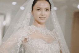 Vũ Ngọc Anh bật khóc khi thử váy cưới