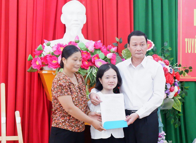Ông Đỗ Minh Tuấn, Chủ tịch UBND tỉnh Thanh Hóa trao quyết định tuyển dụng viên chức cho cô gái không tay Lê Thị Thắm