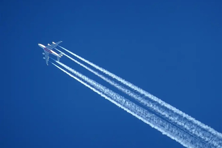 Vệt khói trên bầu trời do máy bay tạo ra đơn giản chỉ là vệt ngưng tụ.