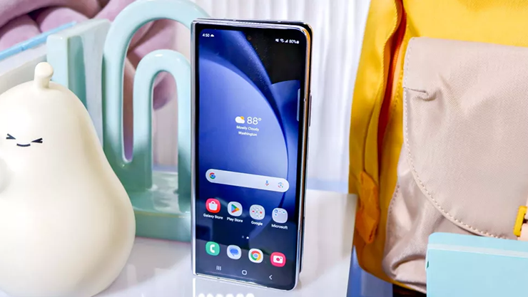 Giá bán của Galaxy Z Fold 5 khởi điểm ở mức&nbsp;1.799 USD (tương đương 42,6 triệu đồng) cho bản RAM&nbsp;12GB/ ROM 256GB. Samsung cũng bán&nbsp;vỏ bảo vệ kèm bút&nbsp;S Pen&nbsp;cho Galaxy Z Fold 5 với giá 99 USD (khoảng 2,3 triệu đồng) hoặc người dùng có thể mua riêng bút S Pen với giá 54 USD (khoảng 1,27 triệu đồng).
