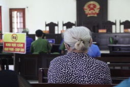 Pháp luật - Nữ bị cáo ung thư giai đoạn cuối nghẹn ngào xin lỗi mẹ già tại toà