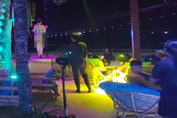 Tin tức trong ngày - Nam nữ vũ công mặc thiếu vải, múa ôm cột công khai trên bờ biển Đà Nẵng