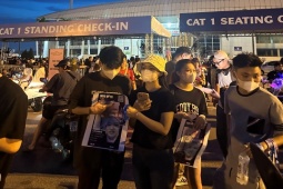 Nhạc - Trước giờ G show BLACKPINK ở Hà Nội: "Phe vé" khóc ròng, bán vé như bán đào quất đêm 30 Tết