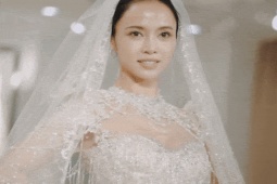 Vũ Ngọc Anh bật khóc khi thử váy cưới