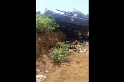 Thế giới - Xe bọc thép Ukraine lần đầu áp sát phòng tuyến "răng rồng", bị mắc kẹt ở hào chống tăng