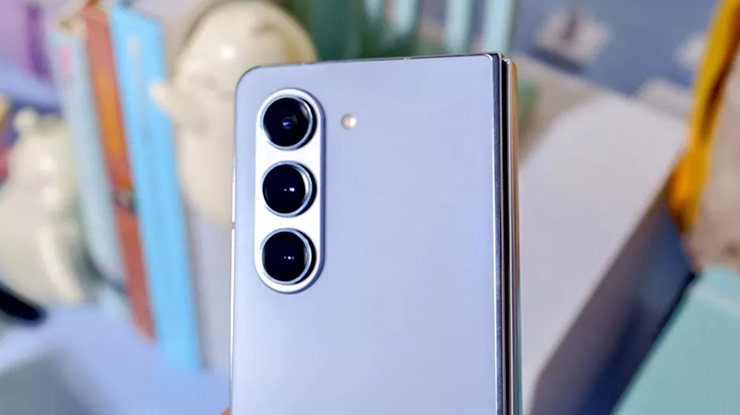 Galaxy Z Fold 5 có thông số kỹ thuật camera giống như Galaxy Z Fold 4, 3 camera sau bao gồm: camera chính 50 MP, camera góc&nbsp;siêu rộng 12 MP và camera tele 10 MP với khả năng zoom quang 3x.
