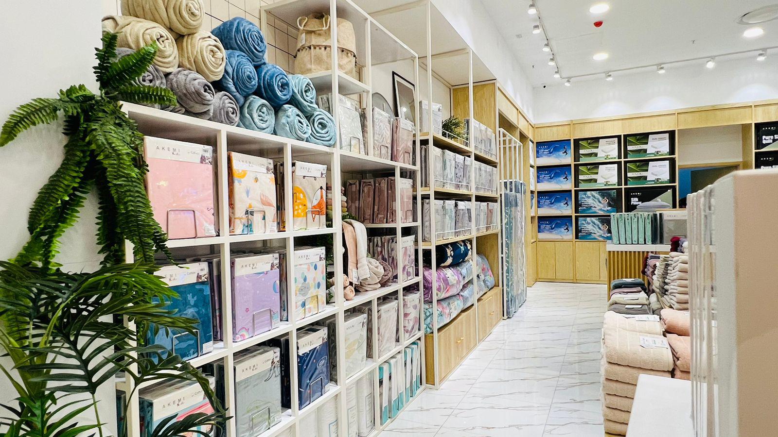 Cận cảnh cửa hàng AKEMI tại trung tâm thương mại đắt giá tại Hà Nội