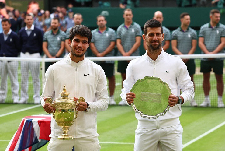 Djokovic (phải) vừa thất bại trước&nbsp;Carlos Alcaraz (trái) trong trận chung kết Wimbledon