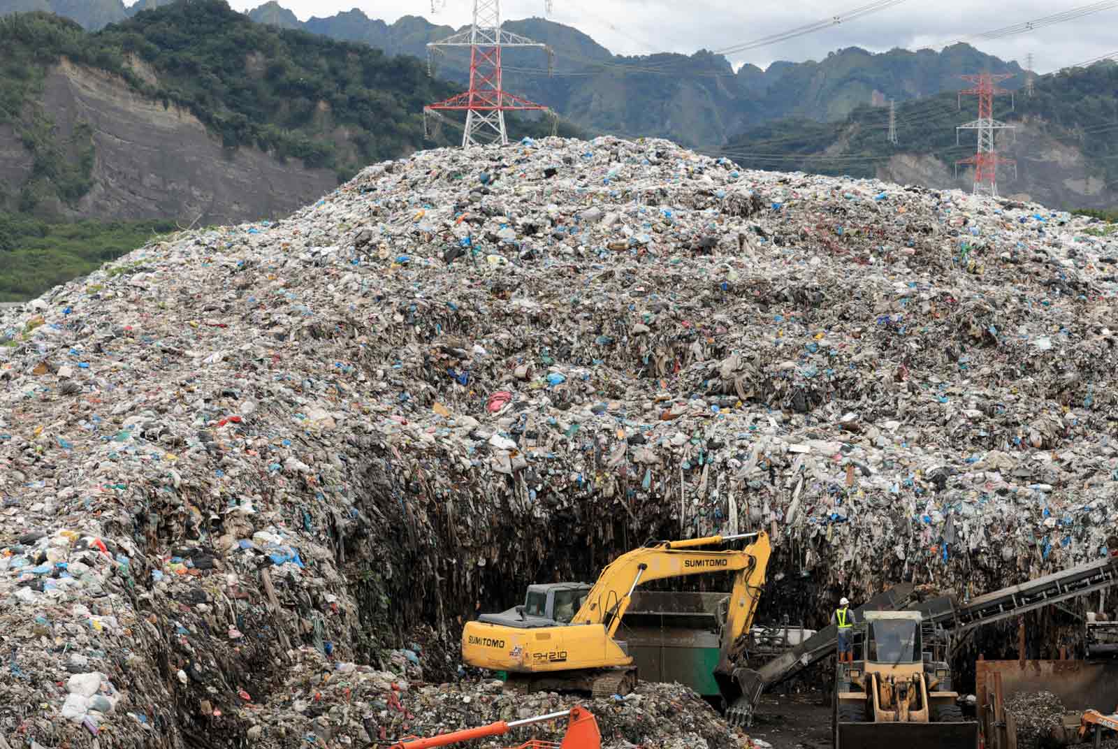 Vứt nhầm túi đồ trị giá cả tỷ vào bãi rác, người đàn ông vỡ òa trong lúc tuyệt vọng - 1