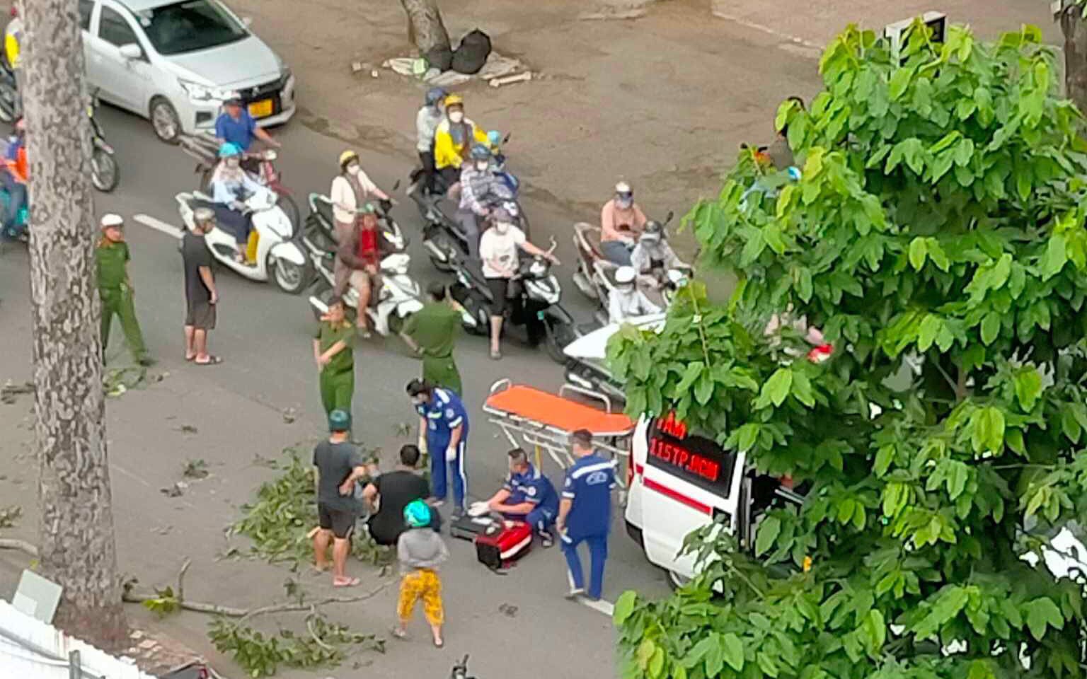 Lực lượng y tế sơ cứu nạn nhân
