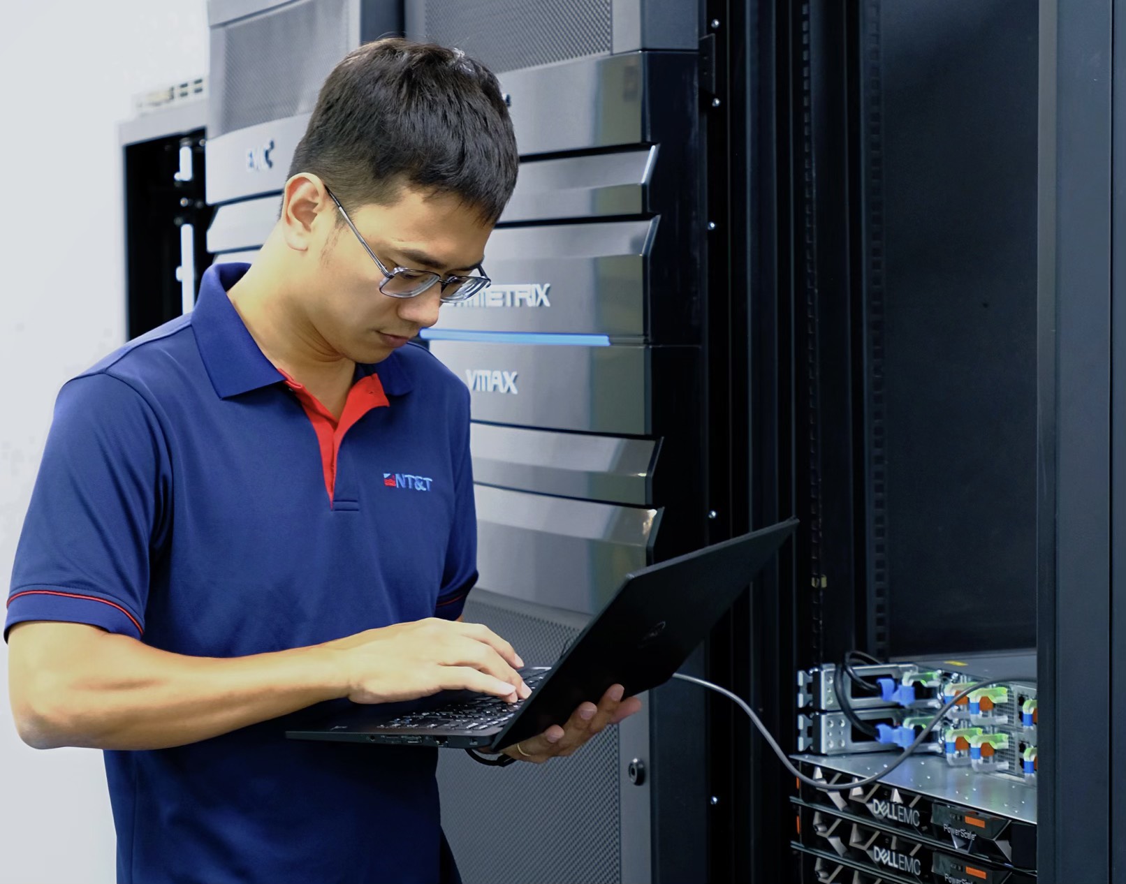 Kỹ sư của NT&T triển khai tại phòng máy chủ (server room) khách hàng