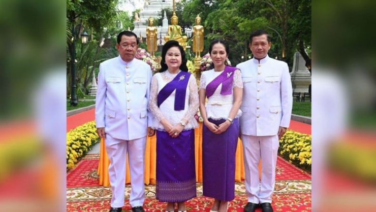 (Từ trái qua phải) Vợ chồng Thủ tướng Hun Sen và vợ chồng ông Hun Manet. Ảnh: THE PHNOM PENH POST