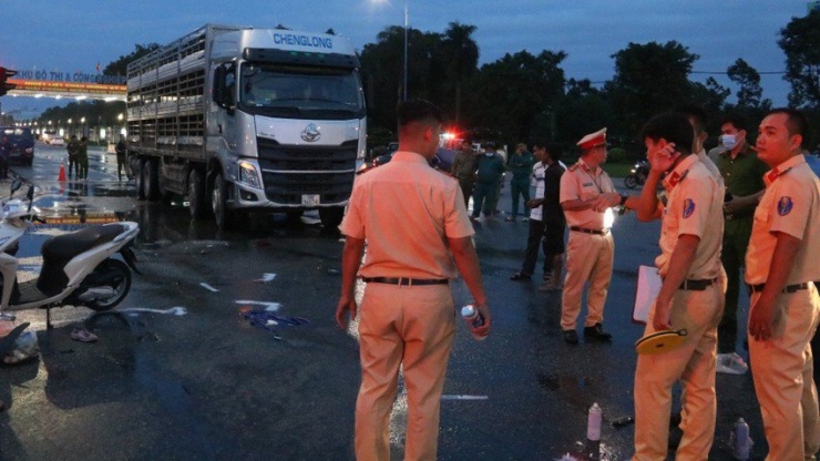 Rất đông lực lượng công an có mặt tại hiện trường để điều tra nguyên nhân vụ tai nạn. Ảnh: LA