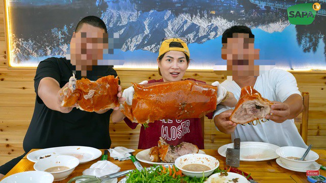 Nga Sumo ăn gần hết con lợn quay hơn 6kg. Ảnh chụp màn hình. Nguồn: Sapa TV