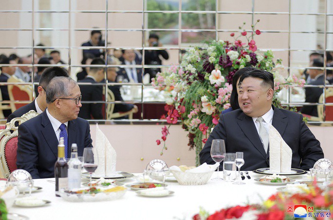 Ông Kim Jong-un mở tiệc đãi đoàn Trung Quốc, đưa ra cam kết mới - 1