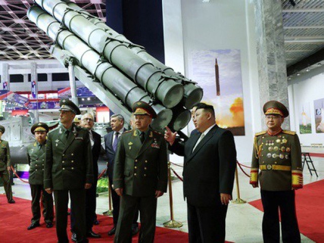 Lãnh đạo Triều Tiên tiết lộ tên lửa ”xịn” với Bộ trưởng Quốc phòng Nga