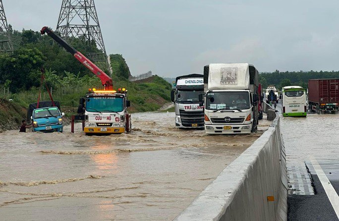 Ôtô bị nước cuốn trôi trên đường cao tốc Dầu Giây - Phan Thiết vào sáng 29-7