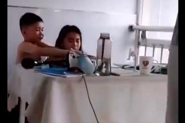 Thấy chị bị bố mắng, cậu em đã ra sức "giúp đỡ", xoa dịu bố và an ủi chị gái (Nguồn: Sohu).