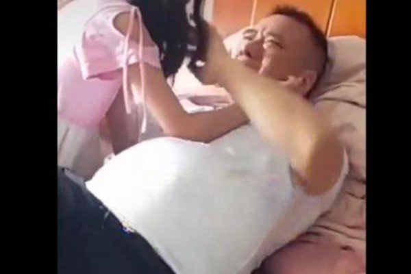 Ông bố sau đó cảm thấy hối hận vì hành động của mình, bật khóc và nói lời xin lỗi con gái (Nguồn: Sohu).