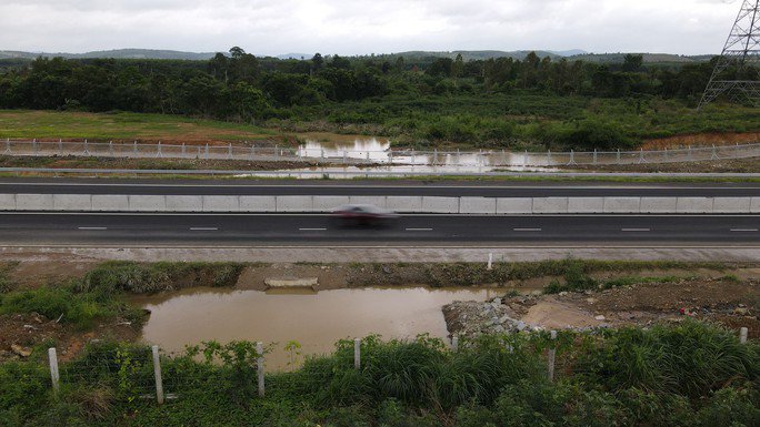 Đường cao tốc Dầu Giây - Phan Thiết mới hoạt động chưa lâu đã bị ngập