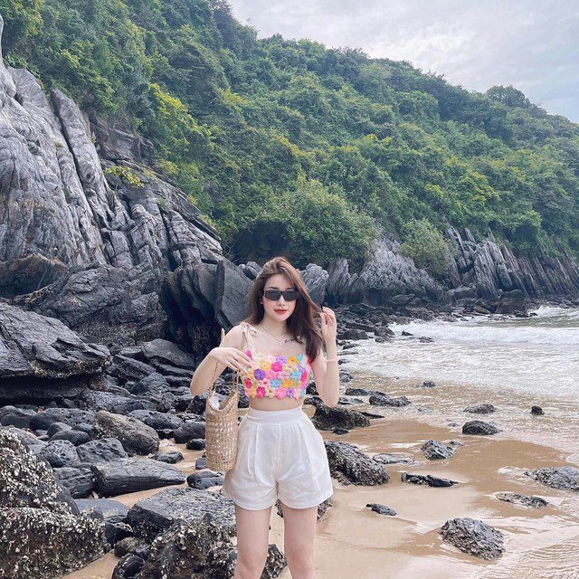 Du khách ghé thăm đảo Ngọc Cát Bà, ai ai cũng phải say đắm trước vẻ đẹp hoang sơ cùng làn nước biển trong veo (Ảnh: Lưu Hồng Dung)