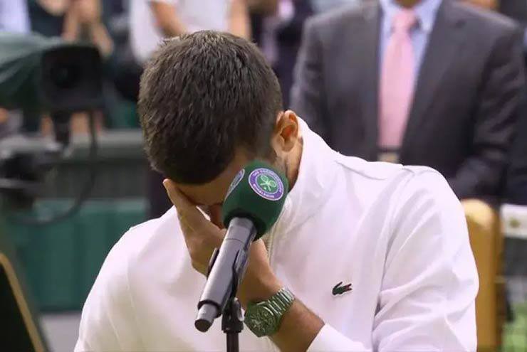 Djokovic không giấu được sự dâng trào cảm xúc sau trận chung kết Wimbledon, anh đã gần như kiệt quệ về tinh thần sau một giải đấu dài