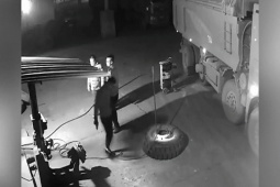 Phi thường - kỳ quặc - Clip: Lốp xe bất ngờ phát nổ quật ngã một người đàn ông ở Trung Quốc