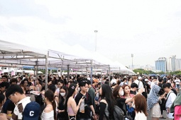 Tin tức trong ngày - Hàng nghìn fan đội nắng tại SVĐ Mỹ Đình chờ màn trình diễn của Blackpink
