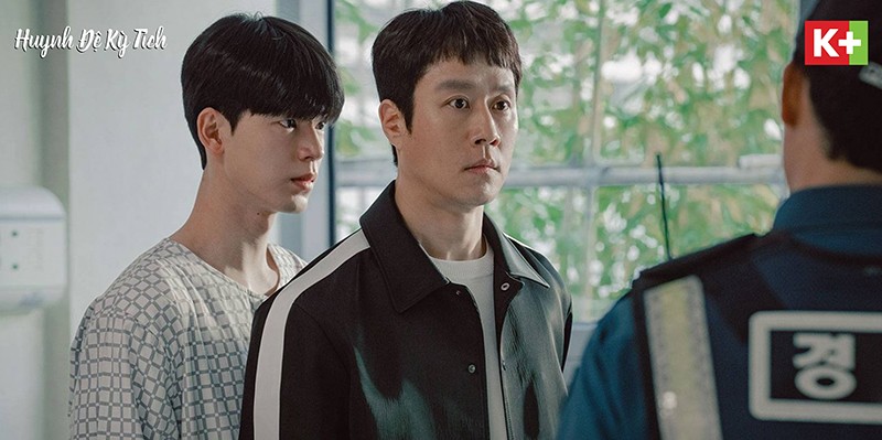 Dong Joo từ lợi dụng dần hình thành tình cảm bao bọc Kang San như em trai