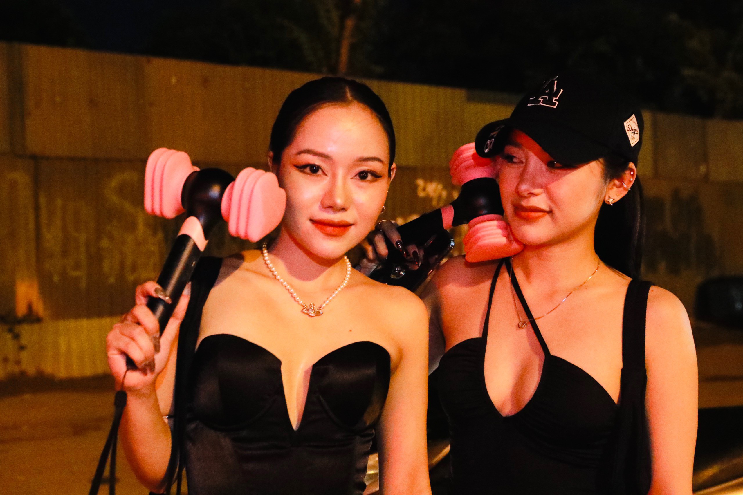 Bạn Mỹ Huyền (bên trái) chia sẻ với PV sau đêm nhạc