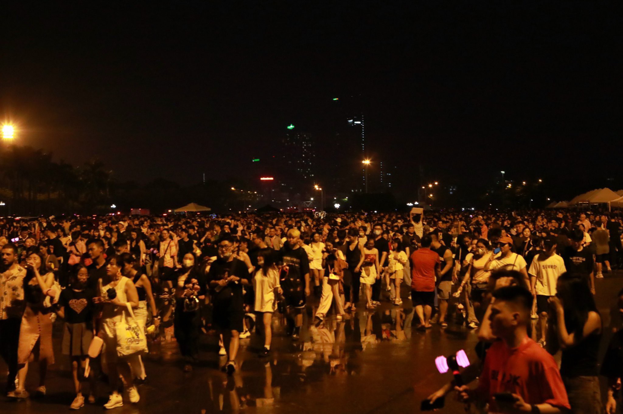 Hàng nghìn người hâm mộ trở về sau đêm nhạc đầu tiên của Blackpink tại Hà Nội