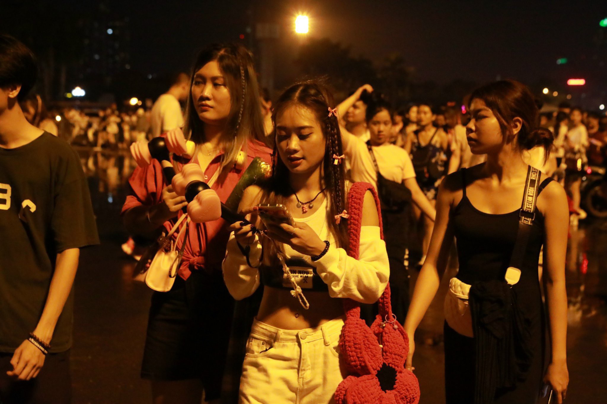 Người hâm mộ vui vẻ trò chuyện