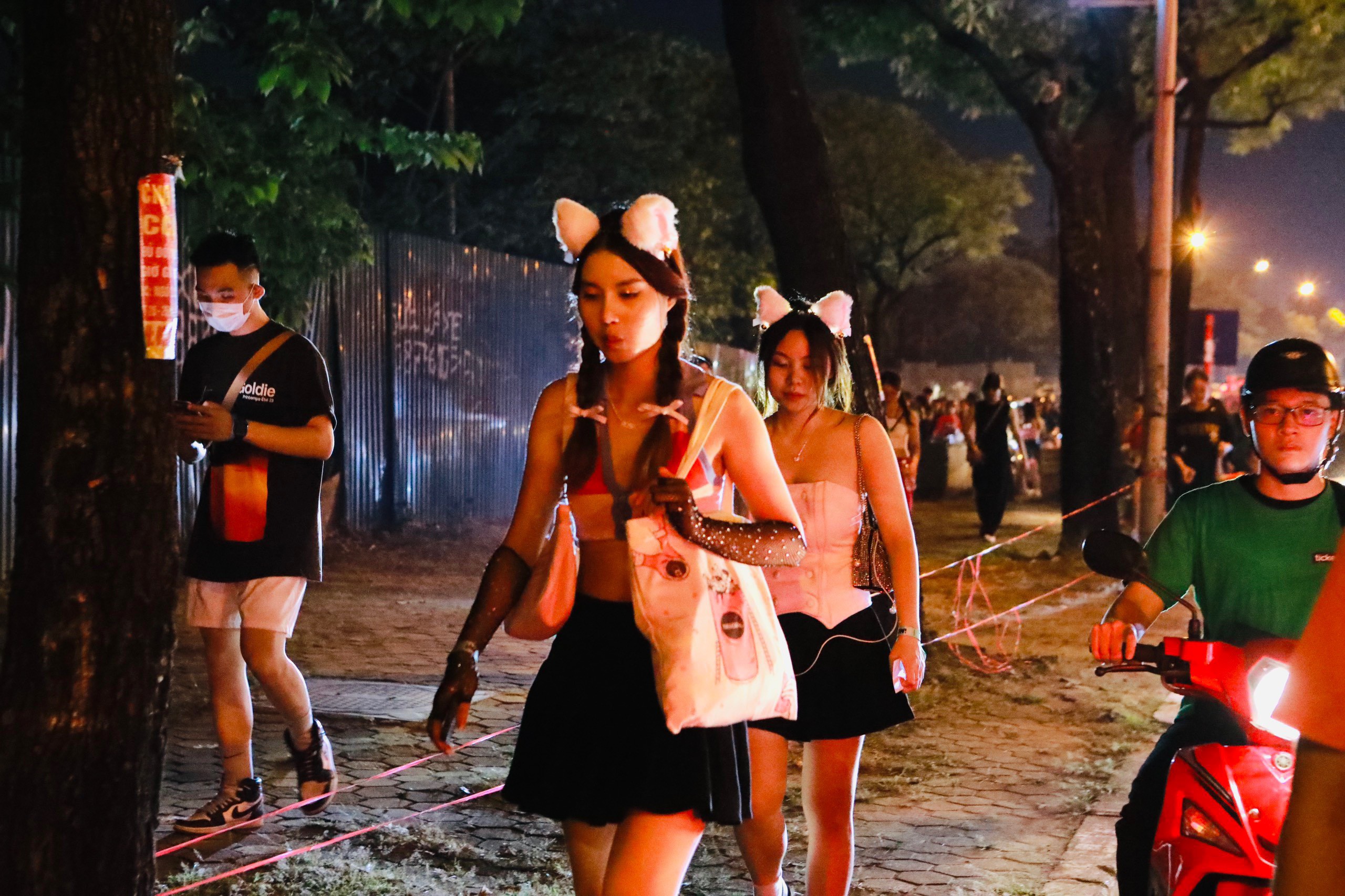 Sau đêm nhạc nhiều bạn trẻ phải đi bộ vài km mới bắt được xe để về nhà.