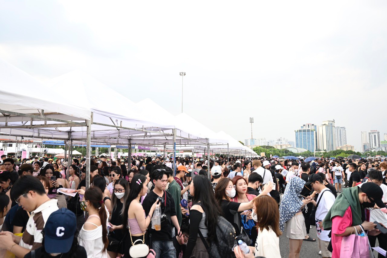 Hàng chục nghìn người đổ về SVĐ Mỹ Đình chờ đợi concert đẳng cấp quốc tế của Blackpink