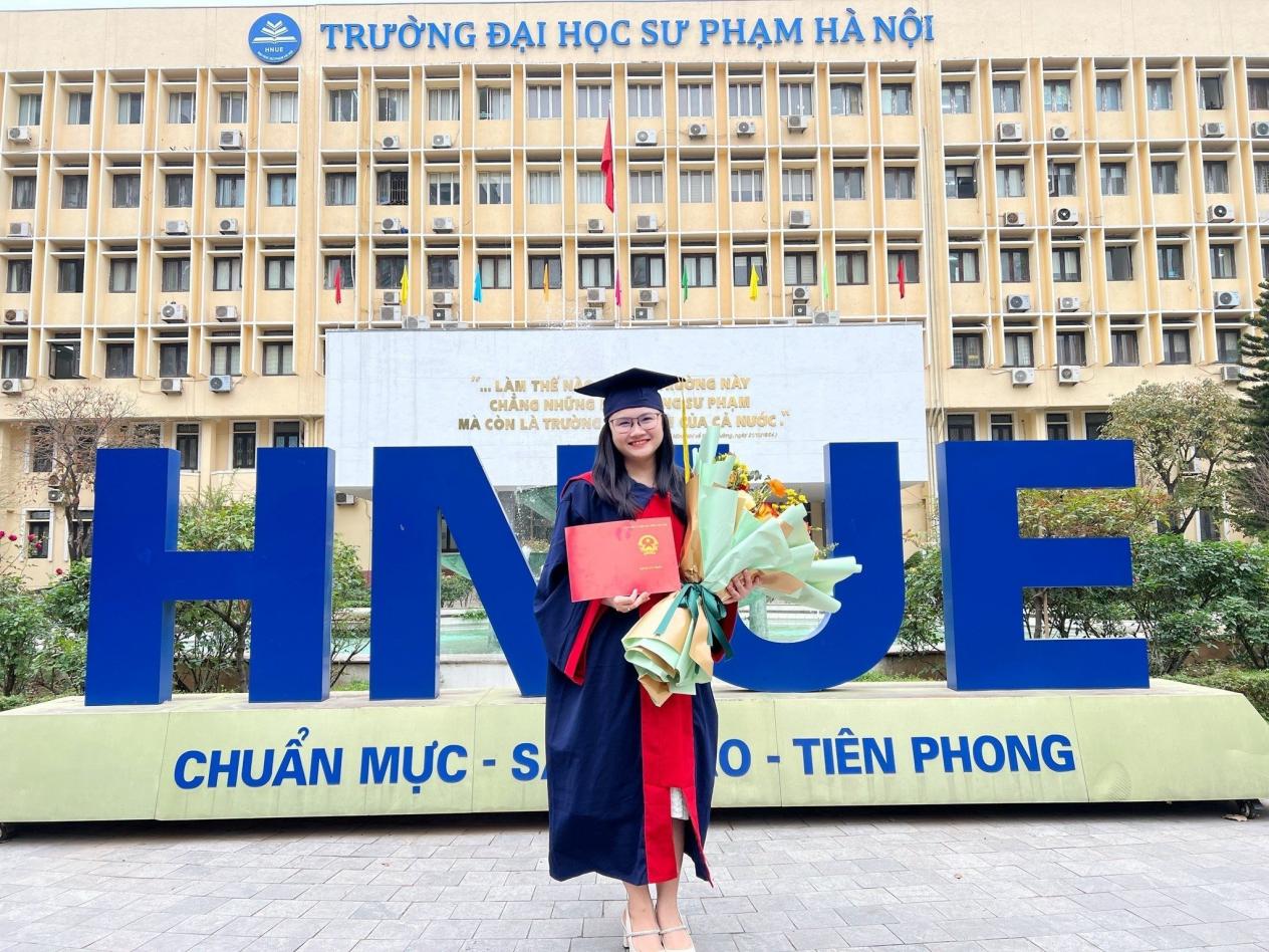 Cô Ngọc Huyền LB, tốt nghiệp trường Đại học Sư phạm Hà Nội