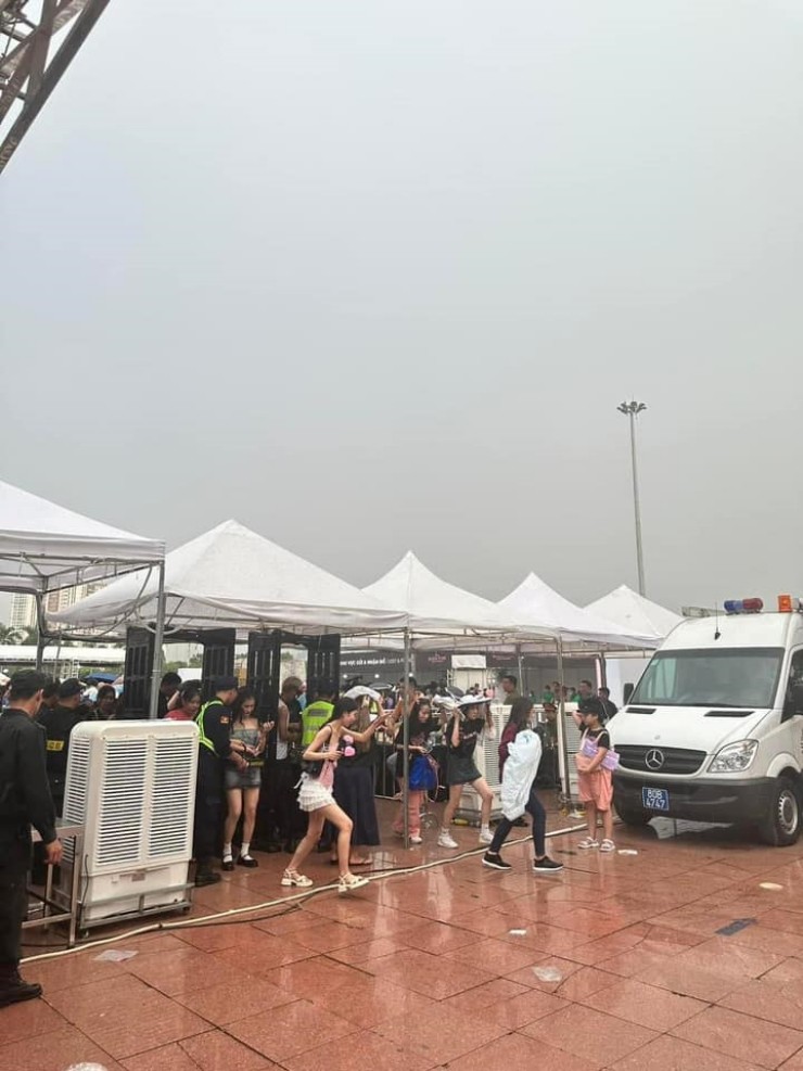 Concert BLACKPINK: Giao thông tắc nghẽn, Hà Nội đổ mưa lớn - 8