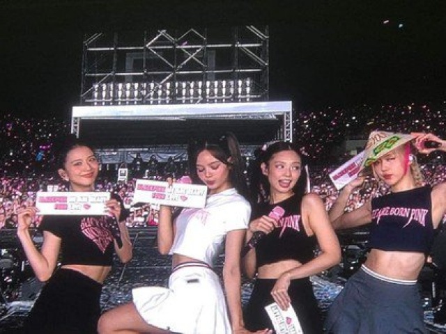 Thị trường - Tiêu dùng - Vé máy bay TPHCM - Hà Nội "đắt khét'' vì show diễn BlackPink