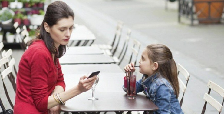 Việc cha mẹ sử dụng thiết bị di động có thể có tác động tiêu cực đến cảm xúc và khả năng tương tác xã hội của trẻ.