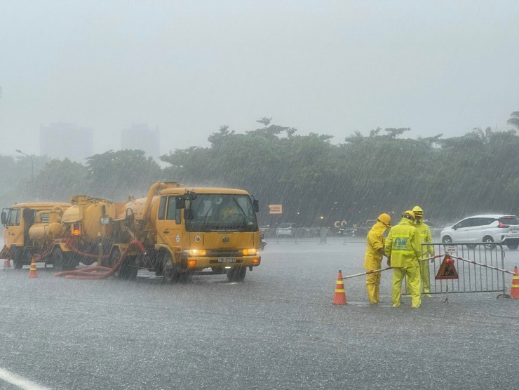 Theo ghi nhận của Tiền Phong , cơn mưa lớn kéo dài hơn một giờ đồng hồ bắt đầu từ 11h đã gây ngập cục bộ khu vực trước sân vận động Mỹ Đình, nơi diễn ra concert BlackPink tối 30/7.